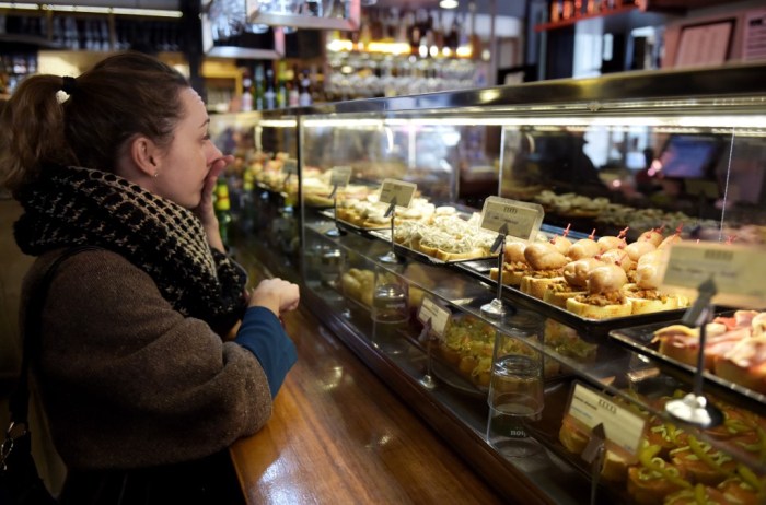 Describe las costumbres de la siesta e ir de tapas.