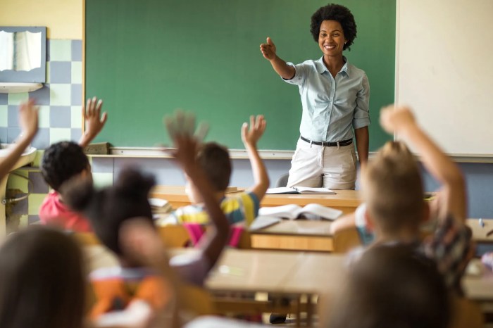 La maestra estaba en la escuela. correct incorrect